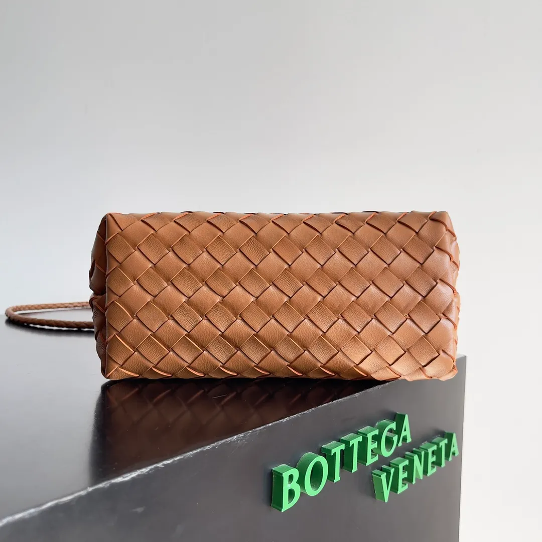 The 2023 new Andiamo batch of 1860 BV has been shipped‼ ️Really popular🔥The new Andiamo woven handbag launched by Bottega Veneta this season is really popular all over the world! ! Celebrities at home and abroad have worn it, and Oscar-winning actress Michelle Yeoh has taken it out on the street. Song Jia, Trai Yara, Yu Feihong, Sanji Ayaka, Rosie Hunting-Whiteley, Yoshioka Riho, etc. have all picked up this bag. It is classic and versatile, showing off its temperament, and the bag capacity is also large, which is very convenient for daily commuting! ! A variety of carrying methods, the shoulder straps can be adjusted by yourself, the original lambskin feels soft and delicate, and the neutral style is made to break gender boundaries and bring a more practical and longer-lasting use experience. Andiamo, which has both elegant and casual styles, perfectly interprets the true appearance of "fashionable old money style". Style number: 743568 Size: 25*22*10.5cm